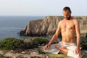 Benefits of pranayama and breathwork: meditation by the ocean